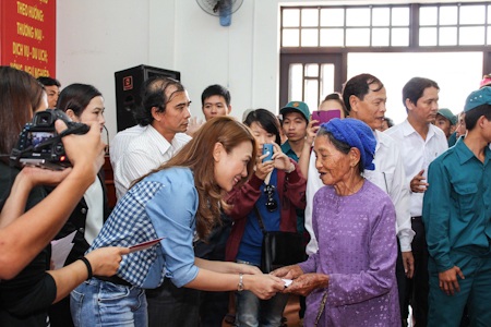 Mỹ Tâm tự tay nấu ăn cho bà con vùng lũ - 6 Mỹ Tâm ân cần tặng quà cho từng người dân