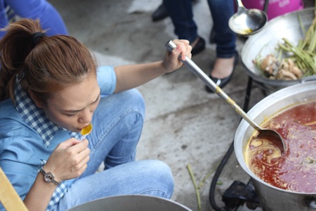 Mỹ Tâm tự tay nấu ăn cho bà con vùng lũ - 11 Tự mình nêm nếm món ăn