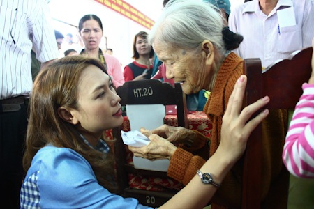 Mỹ Tâm tự tay nấu ăn cho bà con vùng lũ - 8 Ân cần chỉ dẫn, hỏi han từng người