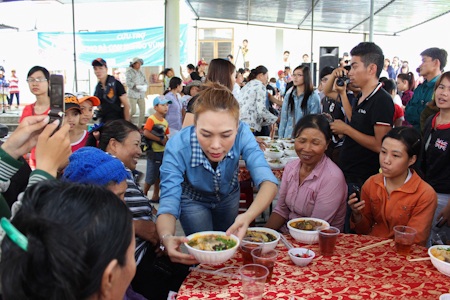 Mỹ Tâm tự tay nấu ăn cho bà con vùng lũ - 14 Tự tay bưng ra tận bàn phục vụ các thực khách đặc biệt
