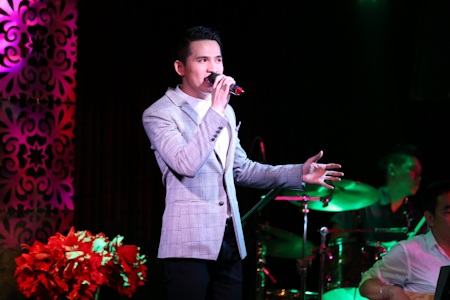 Phương Vy, Uyên Linh tiếp sức cho Quốc Thiên - 1 Quốc Thiên trong đêm ra mắt album vol 3 của anh