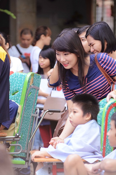 Trương Ngọc Ánh dạy đàn em diễn xuất - 2 Mỹ Uyên đã có những giây phút vui vẻ với các em