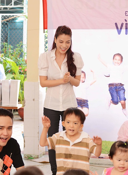 Trương Ngọc Ánh dạy đàn em diễn xuất - 5 Trương Ngọc Ánh ăn mặc giản dị nhưng vẫn rất xinh đẹp, quý phái