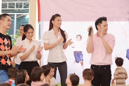 Trương Ngọc Ánh dạy đàn em diễn xuất - 4 Trương Ngọc Ánh ăn mặc giản dị nhưng vẫn rất xinh đẹp, quý phái