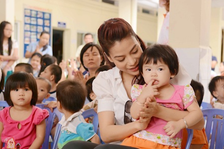 Trương Ngọc Ánh dạy đàn em diễn xuất - 9 Cô vui chơi và chăm sóc các em nhỏ