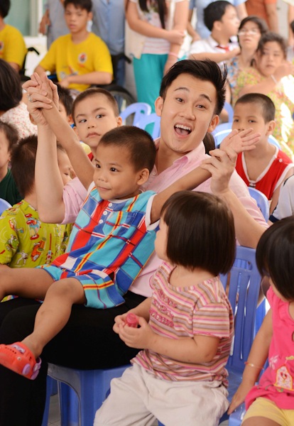 Trương Ngọc Ánh dạy đàn em diễn xuất - 10 Dương Triệu Vũ rất bận rộn nhưng cũng tranh thủ ghé qua