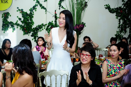 Siêu mẫu Hoàng Yến tái xuất sau tai nạn kinh hoàng - 11 Trương Ngọc Ánh nói lời cảm ơn tới bạn bè vì đã nhớ và đến chia vui cùng cô