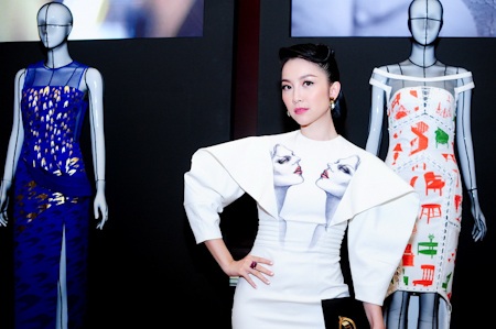 Linh Nga vốn là một người bạn thân của nhà thiết kế Công Trí nên cô không thể vắng mặt