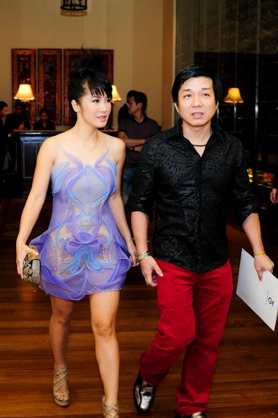 Bống Hồng Nhung đi với người bạn thân, Đạo diễn Đoàn Minh Tuấn