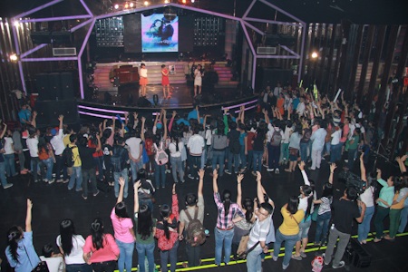 Marian hạnh phúc với món quà của fans nhí