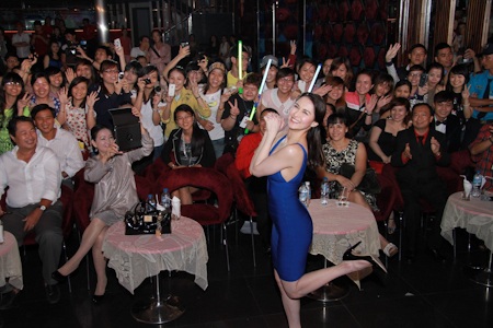 Đòi hôn sau khi tặng quà...