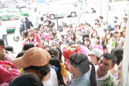 Rất đông fans đã đến để gặp gỡ thần tượng