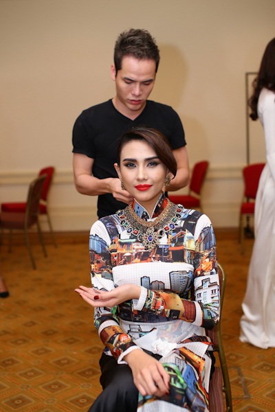 Hoàng Yến khá thoải mái chờ đợi đến lượt mình