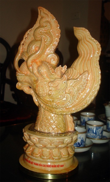 Hương Trâm tặng quà cho BTC Hoa hậu Quốc tế - 1 Hai món quà Hương Trâm mang theo