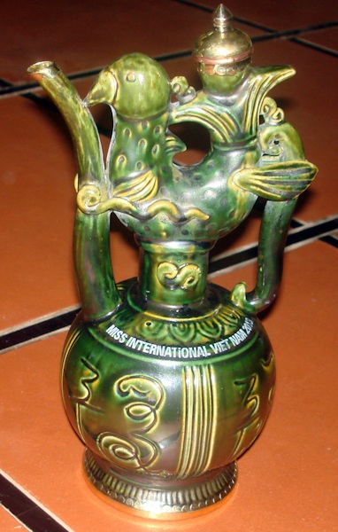 Hương Trâm tặng quà cho BTC Hoa hậu Quốc tế - 2 Hai món quà Hương Trâm mang theo