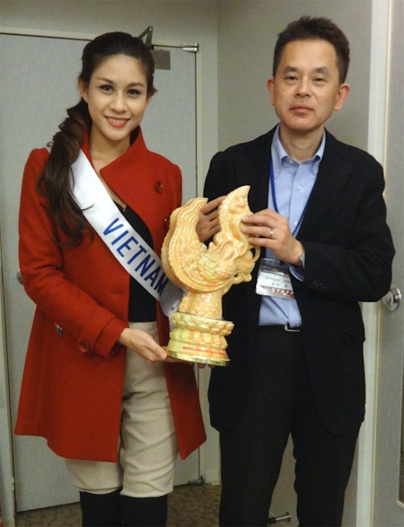 Hương Trâm tặng quà cho BTC Hoa hậu Quốc tế - 3 Cô tặng nó cho BTC Hoa hậu Quốc tế