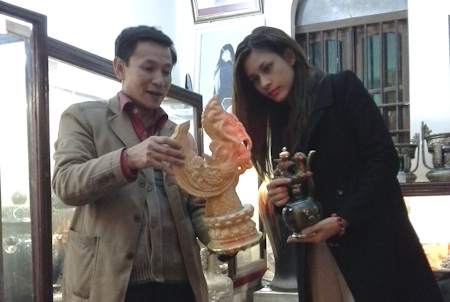 Hương Trâm tặng quà cho BTC Hoa hậu Quốc tế - 4 Nghệ nhân Trần Độ giải thích cho Hương Trâm về ý nghĩa của từng món quà