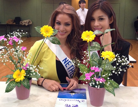 Hương Trâm tặng quà cho BTC Hoa hậu Quốc tế - 5 Các thí sinh trong ngày 11/12