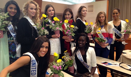 Hương Trâm tặng quà cho BTC Hoa hậu Quốc tế - 6 Các thí sinh trong ngày 11/12