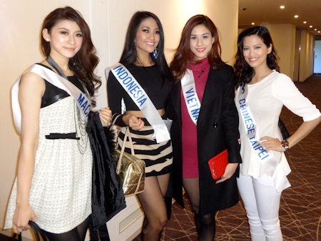 Các người đẹp tỏ ra rất thân thiện, hoà đồng