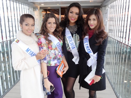 Các người đẹp tỏ ra rất thân thiện, hoà đồng