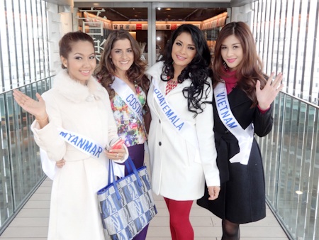 Các người đẹp tỏ ra rất thân thiện, hoà đồng