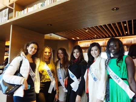 Các người đẹp tỏ ra rất thân thiện, hoà đồng