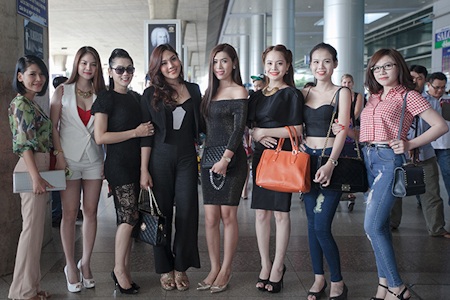 Lâm Chi Khanh đón mỹ nhân chuyển giới Thái Lan - 3 Lâm Chi Khanh và một số bạn bè của cô ra đón ngôi sao chuyển giới Thái Lan