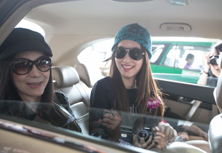 Cô tỏ ra rất vui vẻ hoà đồng và thân thiện