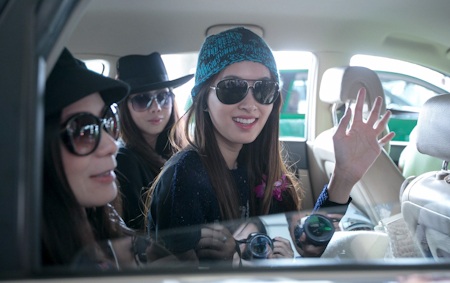 Cô tỏ ra rất vui vẻ hoà đồng và thân thiện