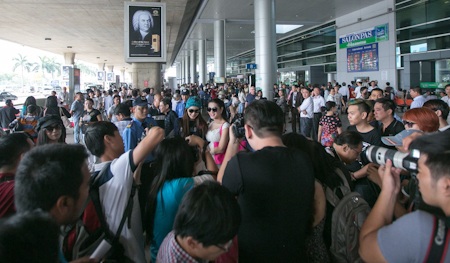 Nongpoy trong vòng vây của cánh phóng viên