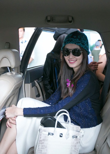 Cô tỏ ra rất vui vẻ hoà đồng và thân thiện