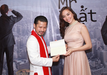 Dương Trương Thiên Lý tái xuất vì "đàn anh" - 1 Thiên Lý trong buổi ra mắt sách của Hùng Cửu Long, cô mặc một bộ đầm khá sang trọng và kín đáo