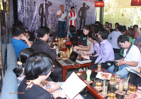Dương Trương Thiên Lý tái xuất vì "đàn anh" - 9 Tại buổi họp báo, tác giả đã chia sẻ rất nhiều chuyện thú vị xung quanh cuốn sách này.