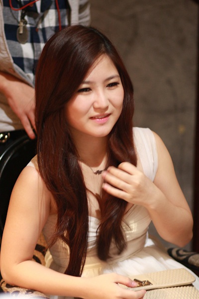 Hương Tràm xuất hiện trong buổi họp báo của Thanh Tâm với trang phục trẻ trung xinh đẹp