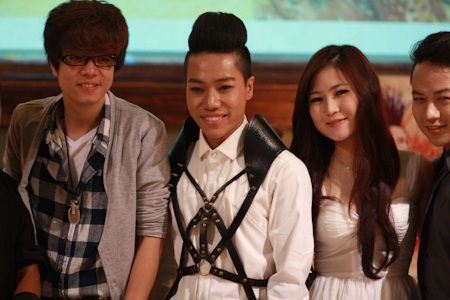 Cặp đôi này ngồi cùng nhau và không ít lần chia sẻ những cử chỉ thân mật