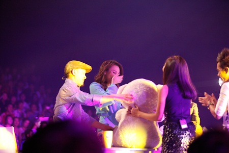 Nụ cười hạnh phúc của Mỹ Tâm bên chiếc bánh sinh nhật muộn.