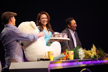 Nụ cười hạnh phúc của Mỹ Tâm bên chiếc bánh sinh nhật muộn.