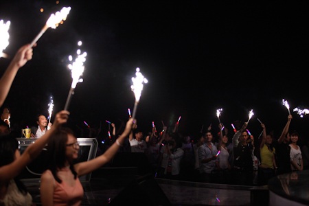 Chương trình đang diễn ra thì đèn bất ngờ vụt tắt và các fans cùng nhau hát mừng sinh nhật Mỹ Tâm