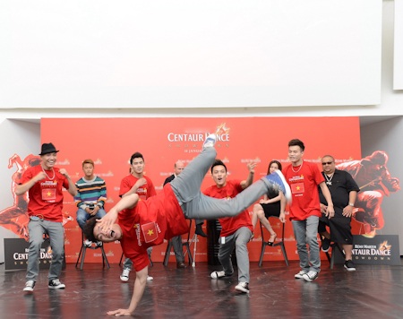 Hồ Ngọc Hà “đọ dáng” với Thái Y Lâm - 8 Nhóm nhảy đại diện Việt Nam tại cuộc thi này là S.I.N.E