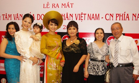 Hoa khôi Trần Thị Quỳnh khoe con gái yêu - 4 Hoa khôi Trần Thị Quỳnh khoe con gái yêu