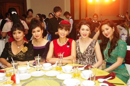 Hoa khôi Trần Thị Quỳnh khoe con gái yêu - 7 Khá nhiều bóng hồng trong làng giải trí cũng góp mặt