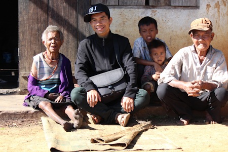 Ya Suy thường về thăm nhà mỗi khi rảnh rỗi