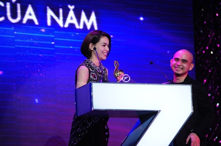 Đức Trí trao giải cho Hồ Ngọc Hà