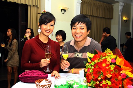 Ca sĩ Hồng Nhung, đạo diễn Phạm Minh Tuấn cũng có mặt chung vui cùng nghệ sĩ Trần Mạnh Tuấn.  