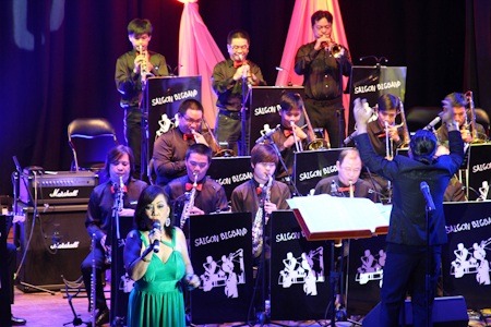 Nghệ sĩ Tuyết Loan và dàn nhạc Saigon Bigband do nghệ sĩ Trần Mạnh Tuấn điều khiển.
