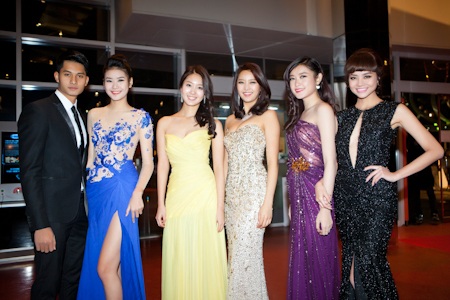 Thái Hà, Khôi Nguyên được vinh danh tại Hàn Quốc - 1 Văn Kiên, Kiều Ngân, Hà Phương, Huyền My, Hoàng Ngân chụp hình với hai người mẫu Hàn Quốc