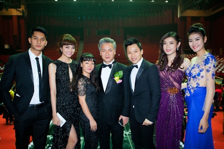 Thái Hà, Khôi Nguyên được vinh danh tại Hàn Quốc - 9 Chụp hình lưu niệm với ông Chủ tịch hiệp hội người mẫu Hàn Quốc