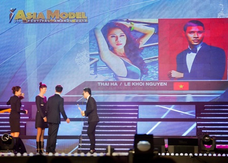 Thái Hà, Khôi Nguyên được vinh danh tại Hàn Quốc - 3 Đồng thời, ông trùm chân dài cũng nhận giải thưởng thay cho Thái Hà và Lê Khôi Nguyên