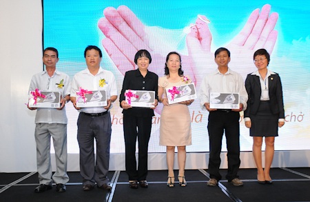 Nghệ sĩ chung vui cùng “An tâm tri kỷ” - 10 Bà Võ Thị Song Thủy - Giám đốc Phát triển sản phẩm trao tặng khách hàng các phần quà may mắn